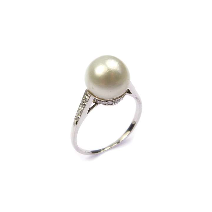 Single stone pearl and diamond ring